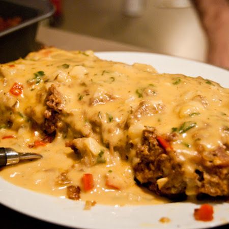 Paula Deen's Cheesy Meatloaf Meatloaf Sauce, Cheesy Meatloaf, Cheeseburger Meatloaf, Tartiflette Recipe, Paula Deen Recipes, Loaf Recipes, Paula Deen, Meatloaf Recipes, Beef Dishes