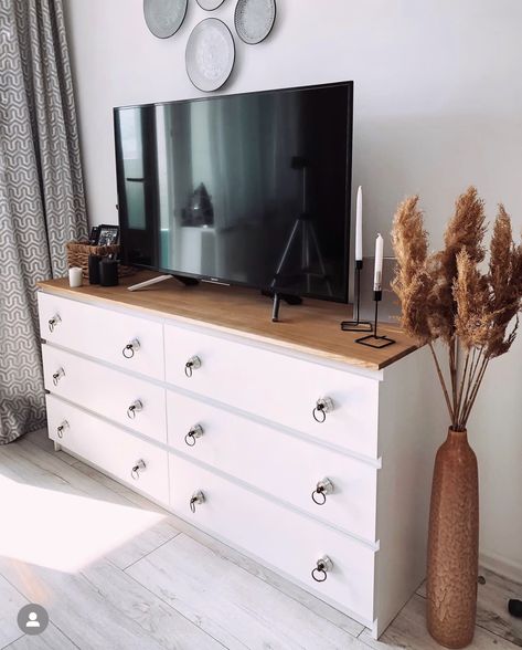 Drawer Design Bedroom, White Furniture Bedroom Decor, Tv In Bedroom Ideas, Guess Room, Dresser Decor Bedroom, Bedroom Shelves, Bedroom Decor On A Budget, Bedroom Decor Inspiration, White Bedroom Furniture