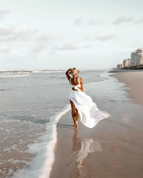 Strand Fotos, Beach Long Dress, Outfits 2023 Summer, Coastal Fashion, Girls Night Out Outfits, Beach Vacay, Beach Pictures Poses, Beach Photography Poses, Beach Portraits