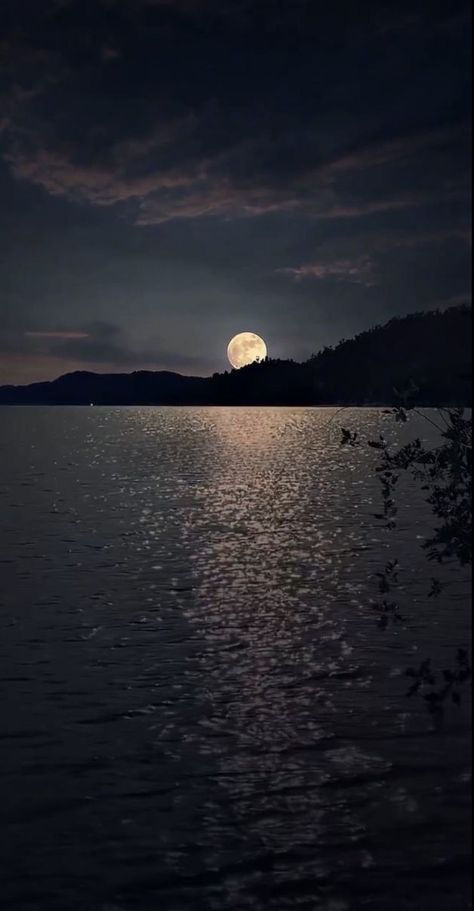 Real Moon Pictures Photography Night, Moon Scenery, Moon Over Water, Beautiful Moon Pictures, Moon Pics, Night Landscape Photography, Night Sky Moon, Moonlight Photography, Night Sky Photography