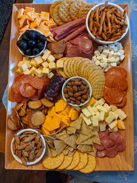 Cheese Sausage Cracker Platter, Chips Platter Ideas, Picnic Date Food, Charcuterie Board Meats, Amazing Food Platters, Platter Board, Bagel Chips, Party Food Buffet, Catering Ideas Food