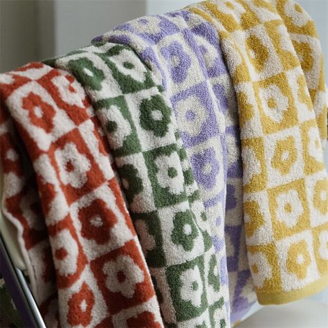 70s Retro Fashion, Floral Bath Towels, Floral Towels, 20s Style, All Colour, Type Face, Unique Yarn, Floral Bath, Towel Sizes