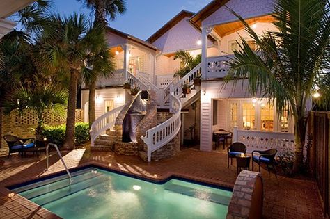 Hotel in Melbourne Beach FL :: #1 Rated Cocoa Beach Inn Melbourne Beach Florida, Florida Honeymoon, Romantic Beach Getaways, Romantic Bed And Breakfast, Melbourne Beach, Bed And Breakfast Inn, Beachfront Hotels, Florida Hotels, Small Hotel