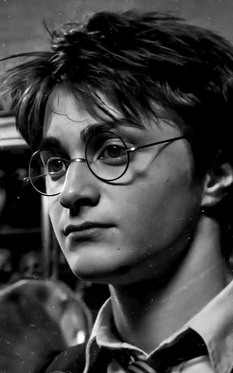 Harry Potter Reference Photos, Harry Potter Portrait Tattoo, Portraits Of Famous People, Realistic Drawings References, Black And White Pictures Of People, Celebrity Portraits Black And White, Harry Potter Black And White, Movie Portraits, Portraits For Drawing