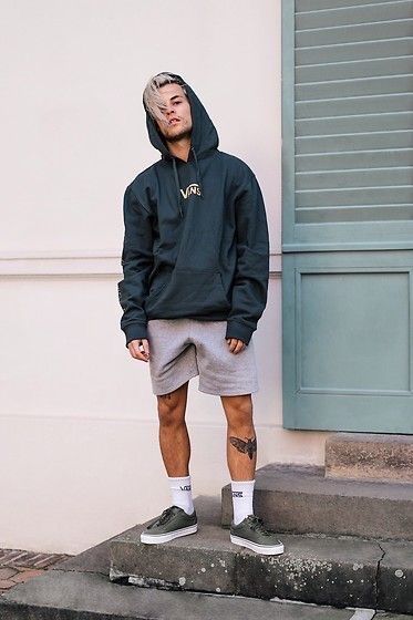 Vans Slip On Outfit, Vans Pullover, Vans Sweater, Socks Outfit, Sock Outfits, Hipster Man, Hipster Mens Fashion, Mode Casual, Men Street