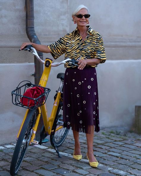 Street style outfits from Copenhagen Fashion Week are always my fave is because of the amazing personal style. The playfulness and exploration of colour, shape, texture, proportion etc etc is just SO GOOD. The outfits are so thought out from head to toe but also feel so authentic and real, like the women wearing them are so comfortable and confident! #cpfw #copenhagenfashionweek Colourful Copenhagen Style, Copenhagen Fashion Week Street Style, Senior Fashion, Try New Things, Copenhagen Fashion, Copenhagen Style, Copenhagen Fashion Week, 60 Fashion, People Living