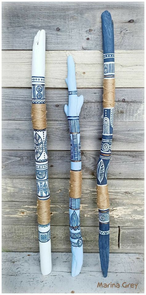 Spirit Sticks, Painted Driftwood, Driftwood Art Diy, Driftwood Projects, Deco Nature, Stick Art, Driftwood Decor, Hemma Diy, Driftwood Crafts