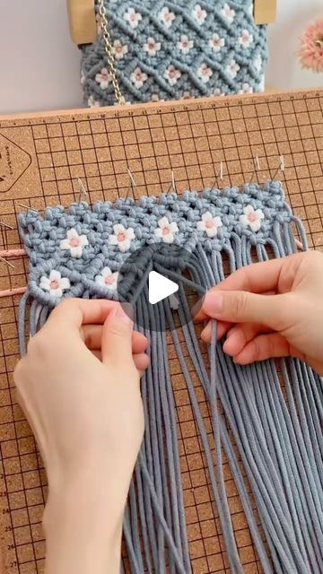 Wall Hanging Macrame Decor, Macrame Design Tutorials, Macrame Bag Tutorial How To Make, Macrame Bag Diy Tutorials, Macrame Tutorial Step By Step, Macrame Bag Tutorial, Macrame Videos, Mac Tutorial, Pola Macrame