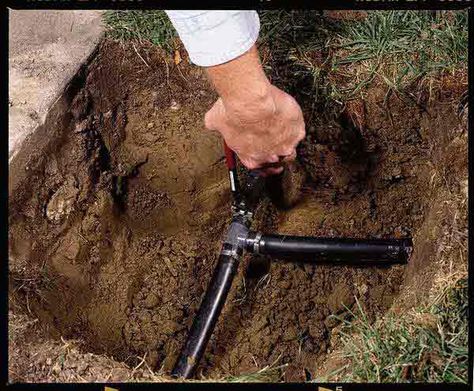 How to Install a Sprinkler System - Installing an Underground Sprinkler System Diy Irrigation, Sprinkler System Diy, Irrigation System Diy, Hillside Gardening, Lawn Sprinkler System, Sprinkler Repair, Nice Garden, Lawn Irrigation, Underground Sprinkler