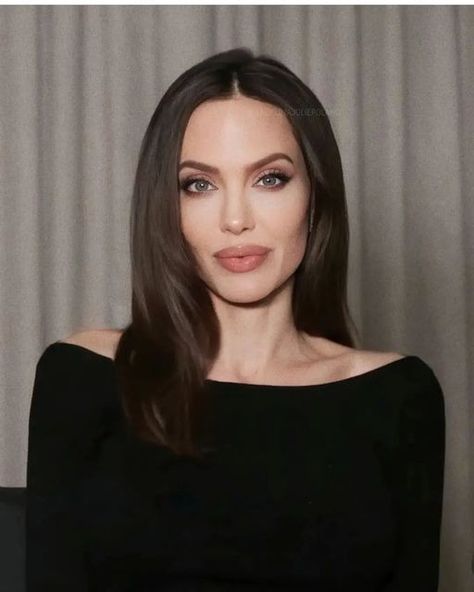 Share now with your friends Angelina Jolie 2023, Salt Angelina Jolie, Angelina Jolie Hair, Angelina Jolie Photoshoot, Angelina Jolie Makeup, Maleficent Movie, Angelina Jolie Style, Long Hair Ponytail, Long Hair Tips