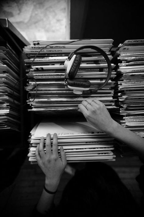 Old Records Aesthetic, Black And White Music Aesthetic, Records Aesthetic, Rock And Roll Aesthetic, On Air Radio, Motos Vintage, Vinyl Aesthetic, Love Of Music, Rock Aesthetic