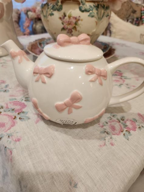 New pink and white teapot  Please message with additional questions and information  No refunds or exchanges and ABSOLUTELY NO COOLING OFF PERIOD once the item is "sold" it's yours Cute Tea Gifts, Creative Teapots Ceramics, Ceramic Teapot Design, Clay Tea Pot Ideas, Cute Cup Aesthetic, Cute Teapots, Ceramic Teapots Ideas, Ceramic Room Decor, Cute Items To Buy