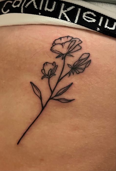 Sweet Pea Tattoo, Flower Tat, Sweet Pea Flowers, Traditional Tattoo Sleeve, Aesthetic Tattoo, Anime Inspired, Body Mods, Traditional Tattoo, Tattoos And Piercings