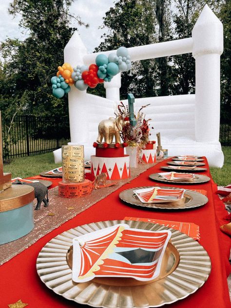 Carnival Birthday Party | CatchMyParty.com Circus Theme Centerpieces, Carnival First Birthday, Carnival Birthday Party Ideas, Carnival Birthday Party Theme, Carnival Birthday Party, Circus Theme Party, Carnival Theme, Circus Birthday Party, Circus Baby