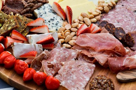 We asked chefs from around the country to offer their expert advice on how to build the perfect charcuterie board for your bourbon entertaining needs. Kentucky Derby Charcuterie Board Ideas, Bourbon Pairings Food, Bourbon Pairings, Pork Terrine, Bourbon Party, Perfect Charcuterie Board, Chicken Liver Mousse, Chewy Bread, Charcuterie Spread