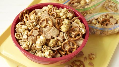 A snack mix with Cinnamon Toast Crunch™ cereal, caramel corn, pretzels and peanuts is a definite home run for any family road trip. Cinnamon Snack, Salty Sweet Snacks, Crunch Recipe, Trail Mix Recipes, Cereal Snacks, Crunch Cereal, Work Lunches, Family Road Trip, Cinnamon Toast Crunch