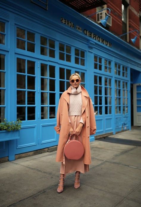 Blair of Atlantic-Pacific in the Club Monaco Leala Sweater and Yuulia Heels Peach Clothes, Outfits Hijab, Atlantic Pacific, Quoi Porter, Fashion Sites, Club Monaco, Mode Inspiration, Fall Winter Outfits, Look Cool