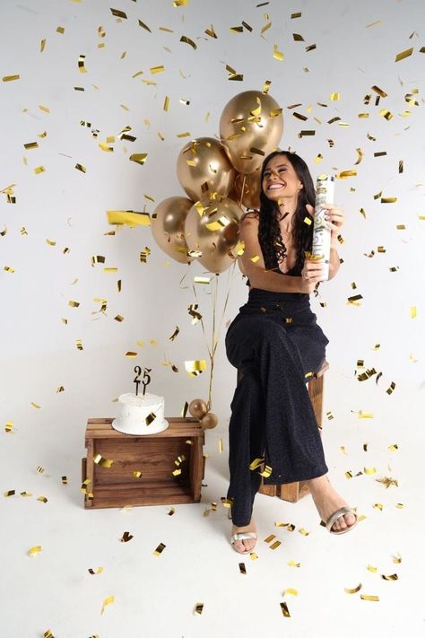 35 Photo Shoot Ideas Birthday, Happy Photoshoot Ideas, 20th Birthday Picture Ideas, 30s Photoshoot Ideas, Professional Birthday Photoshoot, Selfie Photoshoot Ideas, 40 Birthday Photoshoot Ideas, 15th Birthday Photoshoot, Birthday Photo Poses