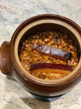 How to make the perfect Boston baked beans – recipe | Food | The Guardian Boston Baked Beans Recipe, Boston Beans, Best Baked Beans, Bean Dishes, Baked Beans Recipe, Boston Baked Beans, Boston Food, Salt Pork, Baked Bean Recipes