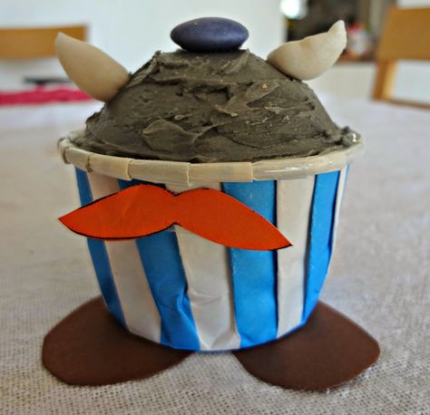 Obelix cupcake SO CUTE!! Love Ice Cream, Cocktail Mix, Oscar Party, 9th Birthday, Party Snacks, Sugar And Spice, Baby Birthday, Of Course, Kids Birthday Party