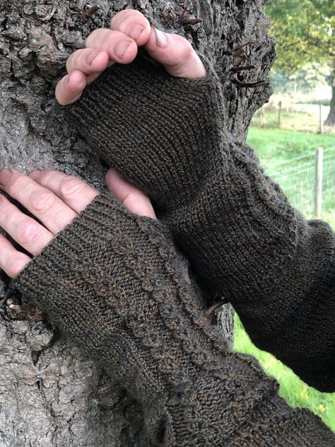 Jumper Ideas, Knitted Wrist Warmer, Small Twist, Twist Pattern, Crochet Fingerless Gloves, Men Gifts, Wrist Warmers, Men's Knit, Christmas Knitting