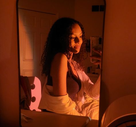 sunset lamp + mirror = ✨️ Sunlamp Aesthetic Pics, Sunset Lamp Selfie, Sunset Lamp Pictures, Sunset Lamp, Dark Feminine Aesthetic, Model Poses Photography, Mood Light, Pic Pose, Feminine Aesthetic