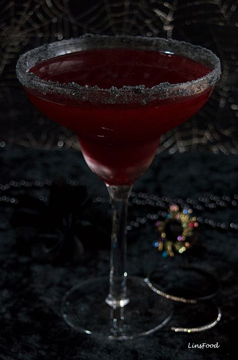 Bloody Margarita is the perfect Halloween cocktail, it's dark red & is drunk with black lava salt, giving your margarita an earthy, salty and tangy flavour. #halloween, #cocktails, #linsfood Gothic Alcoholic Drinks, Halloween Party Drinks Alcohol, Black Margarita, Easy Halloween Cocktails, Red Drinks, Party Drinks Alcohol, Halloween Cocktail, Drink Garnishing, Halloween Party Dinner