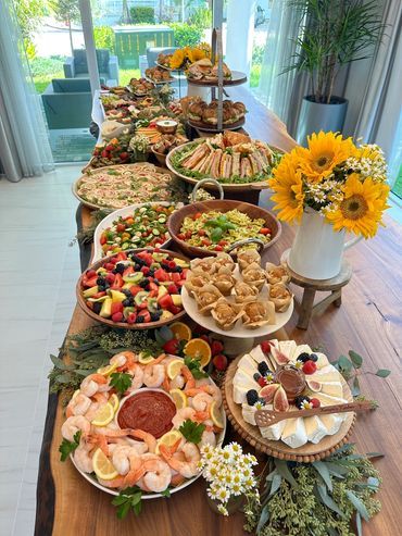 Food Display Table, Decoration Buffet, Food Set Up, Appetizers Table, Catering Ideas Food, Party Food Buffet, Brunch Table, Charcuterie Inspiration, Brunch Buffet