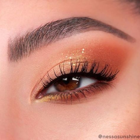 Yellow Summer Makeup, Orange Eye Shadow Looks, Orange Eye Makeup Soft, Sun Inspired Makeup, Make Up Orange, Thanksgiving Eye Makeup, Orange Makeup Looks, Orange Eye Shadow, Lantern Fest