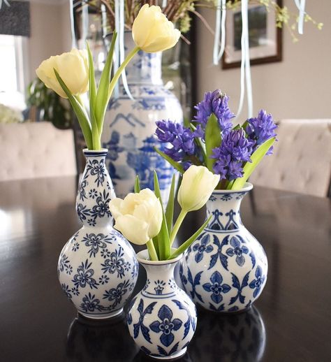 Nichole ~The Permanent Garden on Instagram: “Happy Saturday! I’m sharing some cute new vases that arrived this past week. I love this trio together. They are cute with or without…” White Bud Vases, Blue And White Tablescapes, White Vase Decor, Chinoiserie Wedding, Blue And White Living Room, Blue Chinoiserie, Blue And White Chinoiserie, Blue White Decor, Blue And White Vase