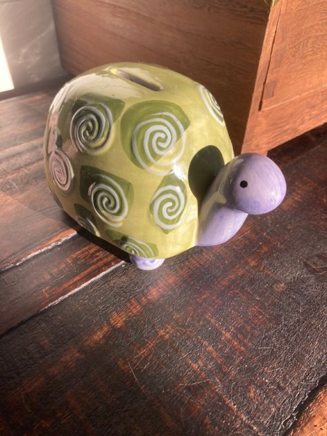 Clay Piggy Bank Painting Ideas, Air Dry Clay Piggy Bank Diy, Ceramic Piggy Banks Pottery, Piggy Bank Clay Ideas, Pottery Painting Piggy Bank, Clay Pinch Pots Animals, Clay Bank Ideas, Ceramic Piggy Bank Painting Ideas, Ceramic Bank Ideas