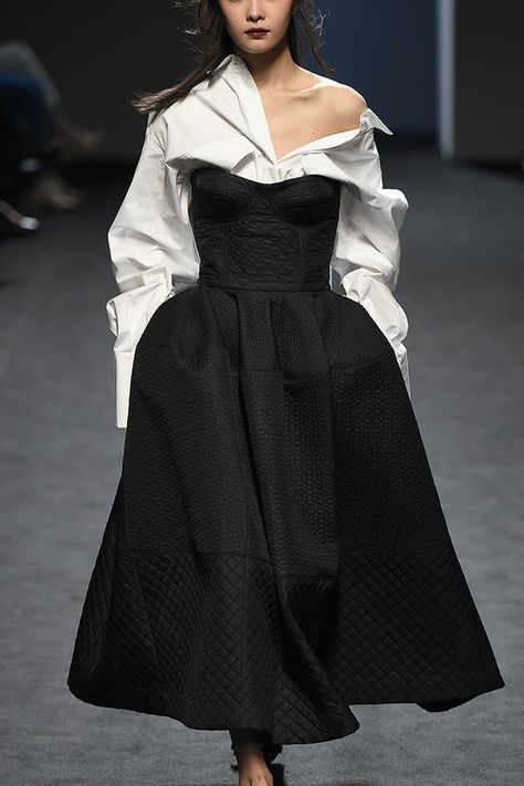 Givenchy Runway. Ball Skirt, Fall Fashion 2016, Populaire Outfits, Mode Inspo, White Shirts, 2016 Fashion, Fall 2016, Mode Inspiration, Fesyen Wanita