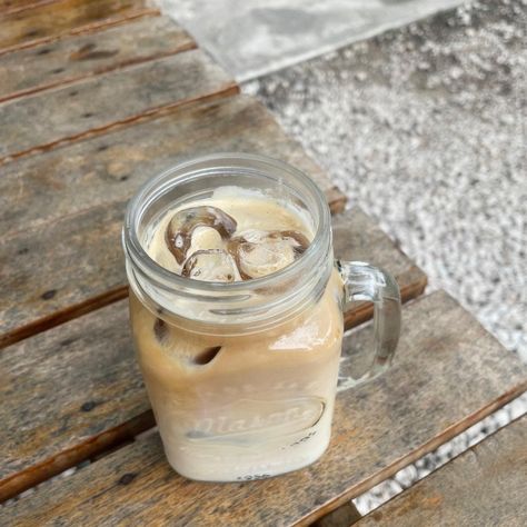 Coffee In A Mason Jar, Coffee In Mason Jar, Iced Tea Latte, Coffee Mason Jar, Ice Coffee, Coffee Aesthetic, Tea Latte, Iced Latte, Iced Tea