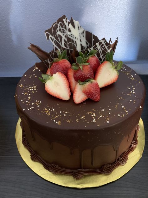 Triple Chocolate Mousse, Simple Cake, Chocolate Cakes, Triple Chocolate, Chocolate Mousse, Cake Decorating Techniques, Easy Cake, Birthday Cakes, Chocolate Cake