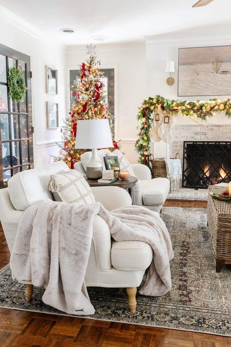 Modern Traditional Christmas Home Tour - Bless'er House Modern Traditional Christmas, Modern Traditional Decor, Christmas House Tour, Modern Christmas Decor, Christmas Interiors, Room Smells, Living Room Decor Cozy, Traditional Christmas, Modern Christmas