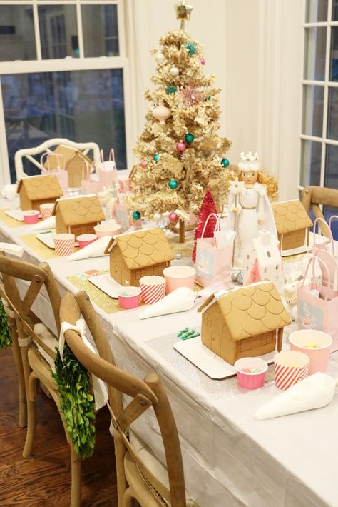 Free Printables Christmas, Gingerbread House Decorating Party, Christmas Party Games For Adults, Gingerbread House Decorating, Christmas Tea Party, Gingerbread House Parties, Gingerbread Party, Gratis Printables, Cookie Decorating Party