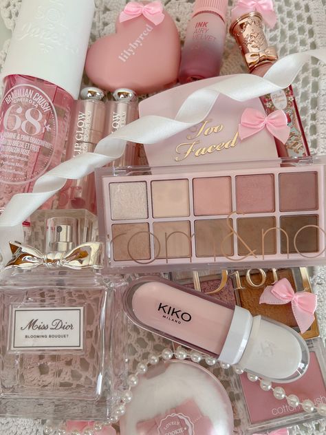 Koleksi Makeup, Miss Dior Blooming Bouquet, Makeup Bag Essentials, Pink Lifestyle, Fancy Makeup, Dior Makeup, Pretty Skin Care, روتين العناية بالبشرة, Pink Girly Things