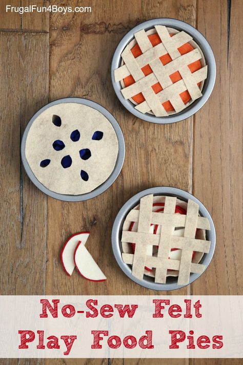 Easy No-Sew Felt Play Food Pies - these are ADORABLE!! The pies can be taken part so kids can pretend to cook Play Bakery, Sew Felt, Felt Food Diy, Felt Food Patterns, Dramatic Play Preschool, Food Play, Felt Play Food, Dramatic Play Centers, Pretend Food