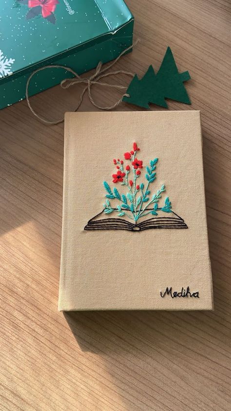 Diaries Cover Design, Embroidered Book Sleeve, Embroidery Bible Cover, Book Fabric Cover, Diy Diary Cover Ideas Creative, Notebook Cover Design Creative Handmade, Embroidered Bible Cover, Note Book Ideas Cover, Bible Covers Diy