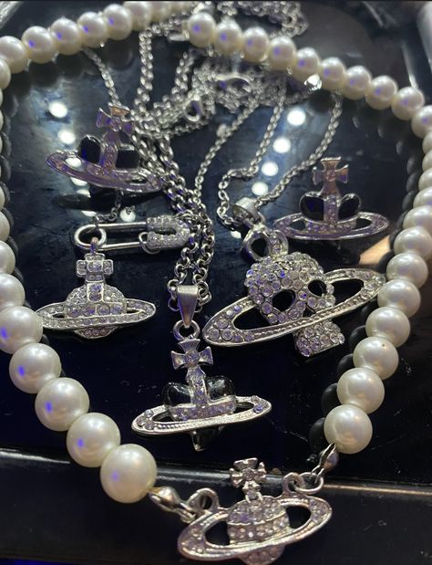 Vivienne Westwood Aesthetic Wallpaper, Vivian E Westwood Necklace, Vivien Westwood Pearl Necklace, Vivian Westwood Pearl Necklace, Vivian Westwood Skull Necklace, Vivian’s Westwood Necklace, Vivienne Westwood Jewellery, Glow Jewelry, Jewelry Accessories Ideas