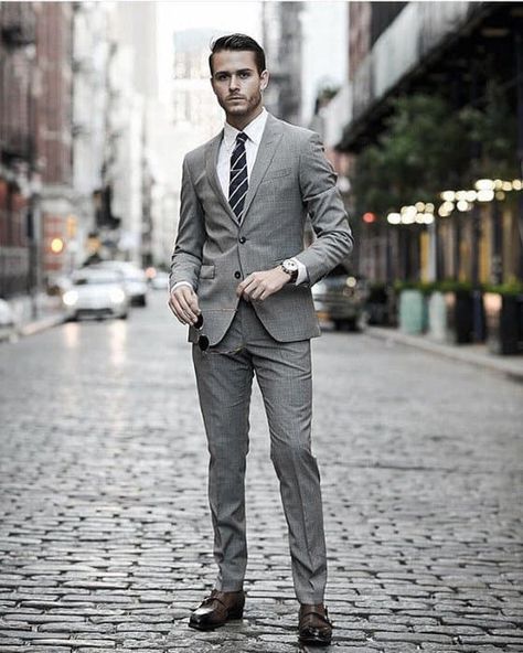 Top 40 Best Charcoal Grey Suit Brown Shoes Styles For Men - Fashionable Attire Grey Suit Brown Shoes, Adam Gallagher, Terno Slim, Grey Suit Men, A Man In A Suit, Man In A Suit, Light Grey Suits, Hipster Design, Vintage Hipster