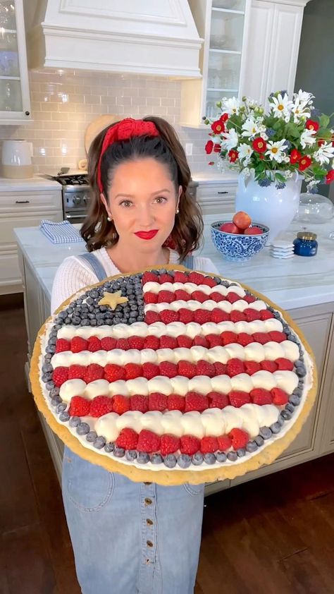 American Flag Fruit Pizza, Desserts 4th Of July, Flag Fruit Pizza, Pizza Fruit, 4th July Food, 4th Of July Dessert, July Desserts, Patriotic Food, Patriotic Desserts