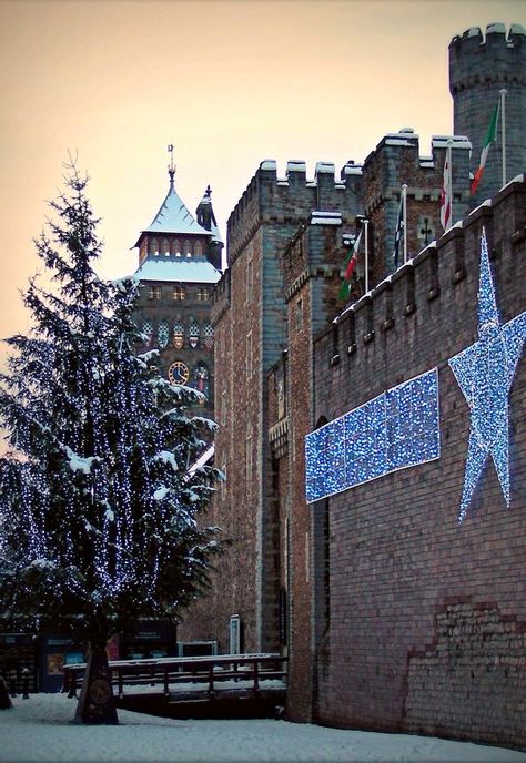 Cardiff Castle at Christmas in the snow, Wales (by DJLeekee on Flickr) Christmas In Wales, Welsh Castles, Cardiff Castle, British Castles, Wales Travel, Cardiff Wales, Cardiff City, Wales Uk, England And Scotland