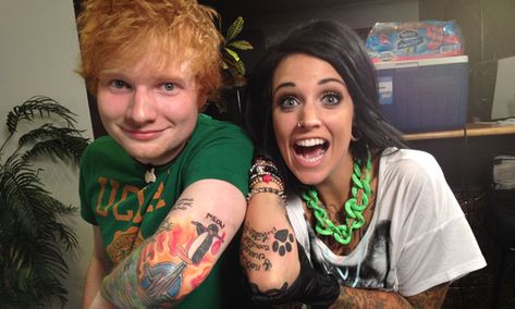 I love this picture so much. She is so gorgeous, Ed Looks amazing. They both have thier amazing tatoos. She got tatooed from Ed Sheeran. I am so Jelous. Pingu Tattoo, Tattoo And Meaning, Ed Sheeran Tattoo, Festina Lente, Lego Head, Plus Sign, Snow Patrol, Hand Prints, Tiny Star