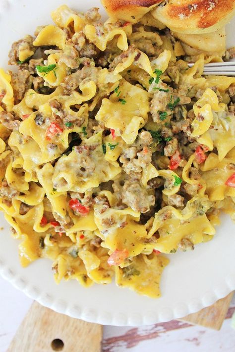 This one pan Philly Cheese Steak Pasta is the perfect recipe for busy moms! It's a one skillet dinner that'll have your family begging for seconds! Philly Cheesteak Skillet, Philly Cheesesteak Hamburger Helper, Meat Pasta Recipes, Steak Pasta, Best Pasta Salad, Stove Top Recipes, Ground Beef Recipes Easy, Easy One Pot Meals, Dinner With Ground Beef