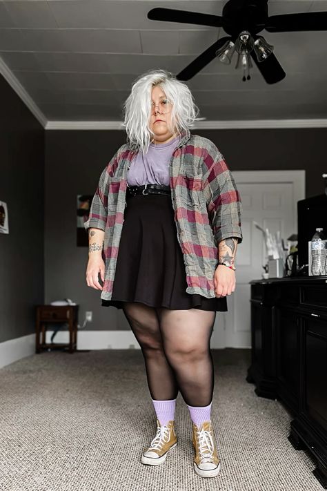 Its giving 90s vibes with this flannel 😍 Plus Size Grunge, Dark Clothing, Thrifted Fashion, Throwing Fits, Dramatic Classic, Dark Outfits, 90s Vibes, Thrift Fashion, Alt Fashion