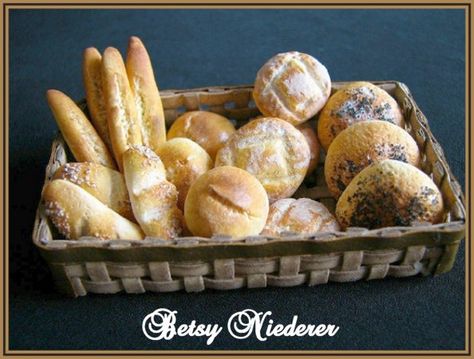 Tutorial: Sculpt Miniature Bread Miniature Food Tutorials, Crea Fimo, Barbie Food, Miniature Bakery, Dollhouse Miniature Tutorials, Doll Food, Dollhouse Food, Polymer Clay Miniatures, Clay Food