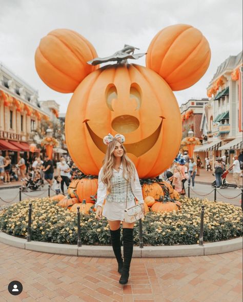 Disney Land Pictures, Disney Poses, Disney Picture Ideas, Theme Park Outfits, Disney Pumpkin, Disney Themed Outfits, Cute Disney Outfits, Disneyland Photos, Disney Photo Ideas