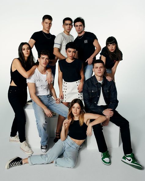 Netflix US on Instagram: “i love these pictures of my best friends” Rock Band Photos, Group Picture Poses, Elite Squad, Arón Piper, Manu Rios, Photoshoot Studio, Graduation Photoshoot, Group Pictures, Cowboy Bebop