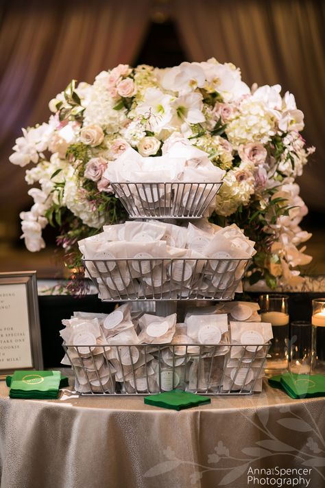 Wedding Favor Basket Display, Cookie Favor Display, How To Display Cookies At A Wedding, Wedding Favor Table Display Ideas, Wedding Cookie Display Ideas, Wedding Favor Display Ideas, Favors Display Ideas, Favors Table Display, Cookie Display Wedding